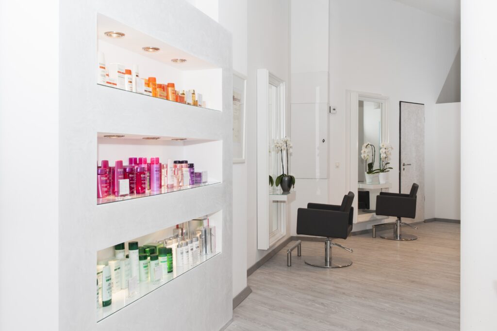 Billede af en frisør salon, som har primært hvide vægge